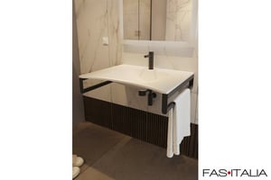 Lavandino ergonomico per bagno accessibile con staffe portasciugamani