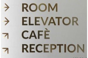 Scritta componibile in ottone satinato per Hotel