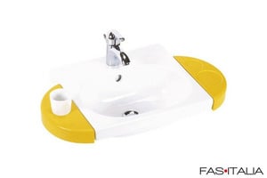 Lavabo in ceramica per bambini ospiti di hotel con accessori